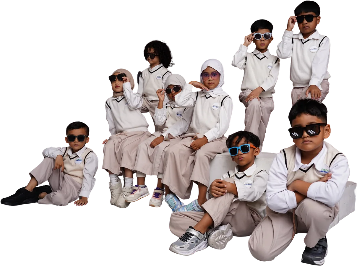 Murid-murid Jazeera berpose bersama memakai kacamata hitam