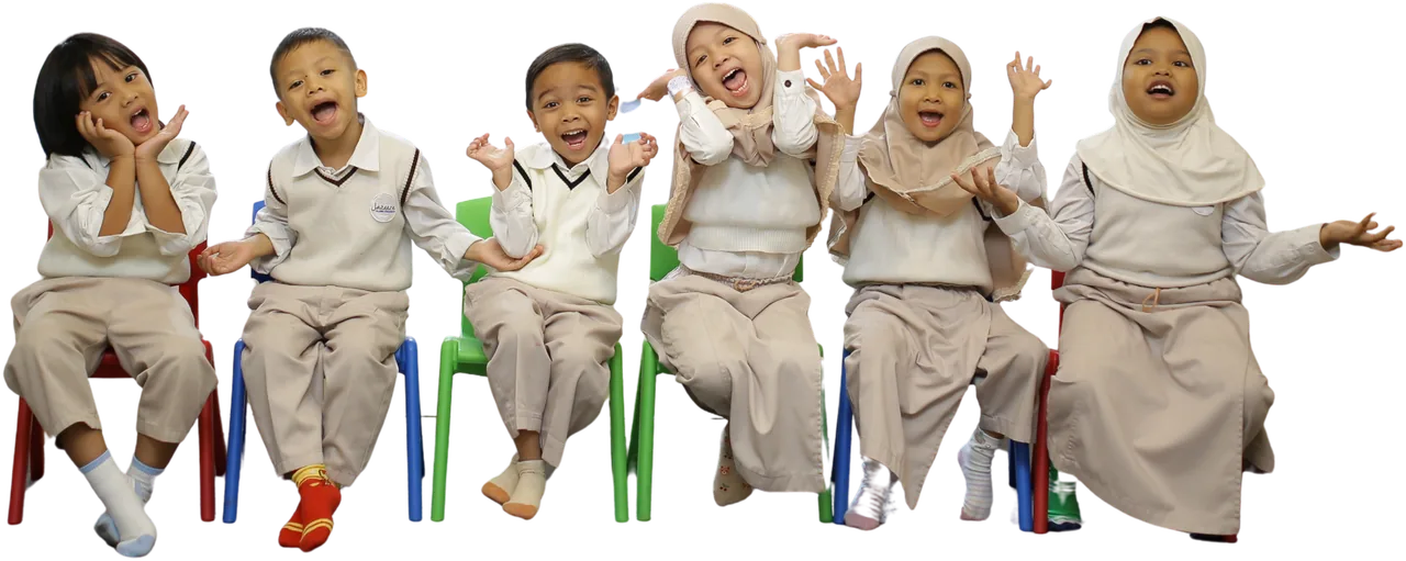 Murid-murid Jazeera duduk berjajar dan tertawa
